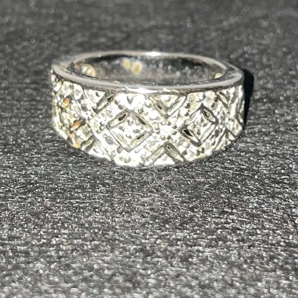 Beautiful ring - Picture 2 of 8